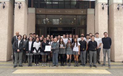 SCHÜLER TREFFEN IN GESPRÄCHSRUNDE AUF HOLOCAUST-ÜBERLEBENDEN RUDI HAYMANN