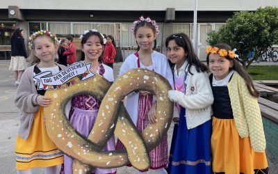 DÍA DE LA UNIFICACIÓN ALEMANA: NUESTRA SCHULE COMO LUGAR VIVO DE TRADICIÓN Y RECUERDOS